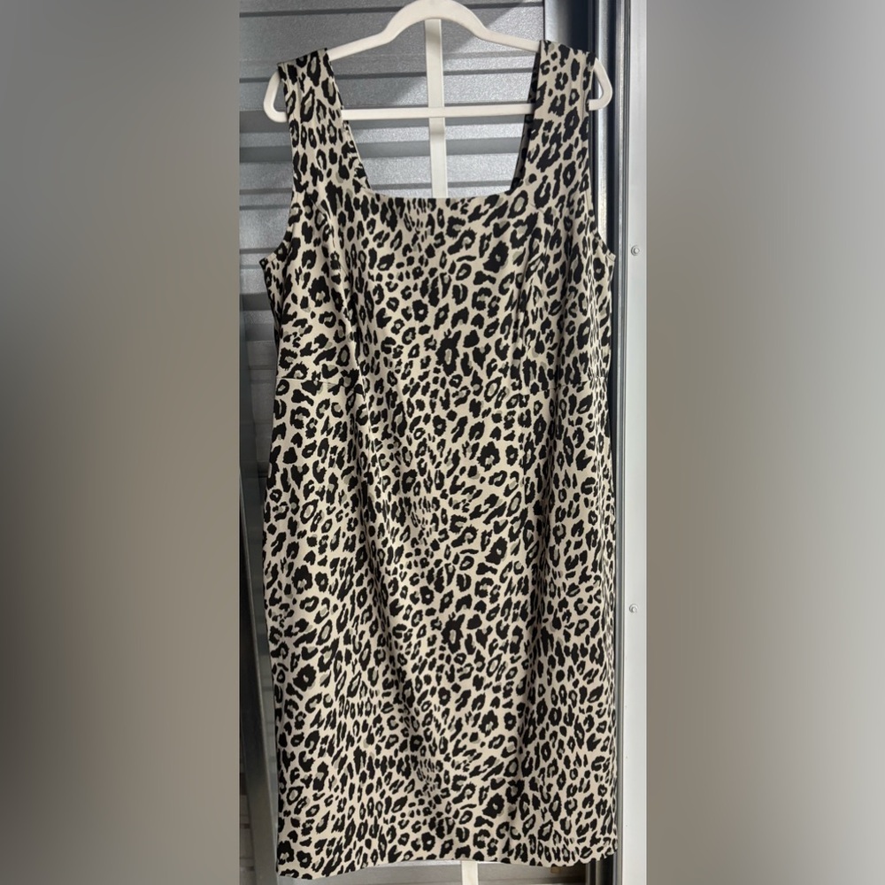 Sleeveless leopard print dress